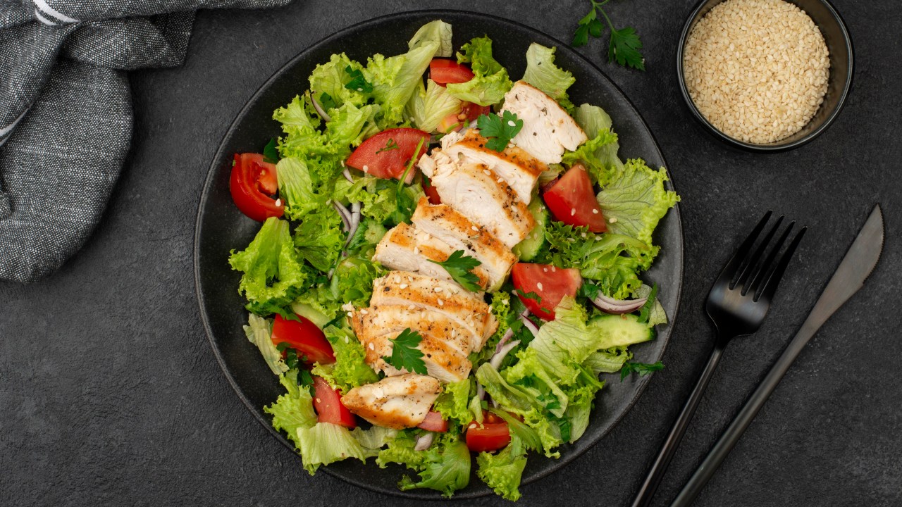 A salada de frango com folhas possui diversos nutrientes essenciais para uma alimentação saudável