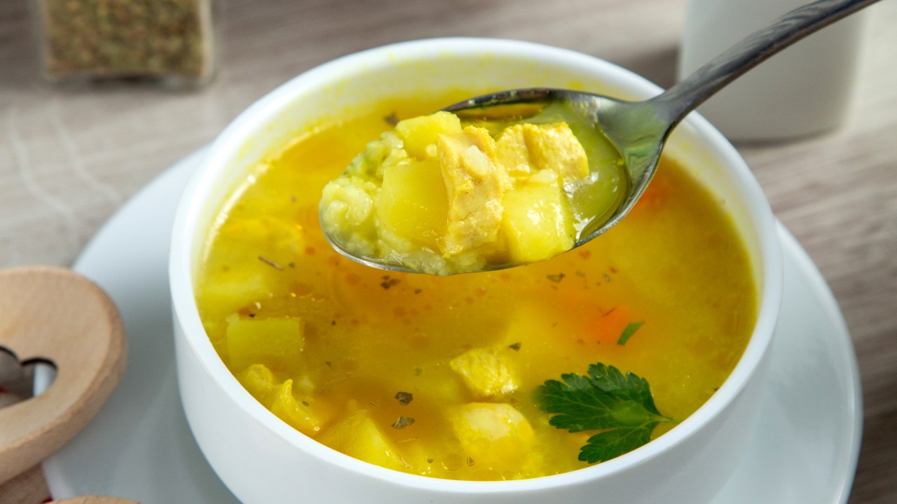 Sopa de legumes com frango e quinoa