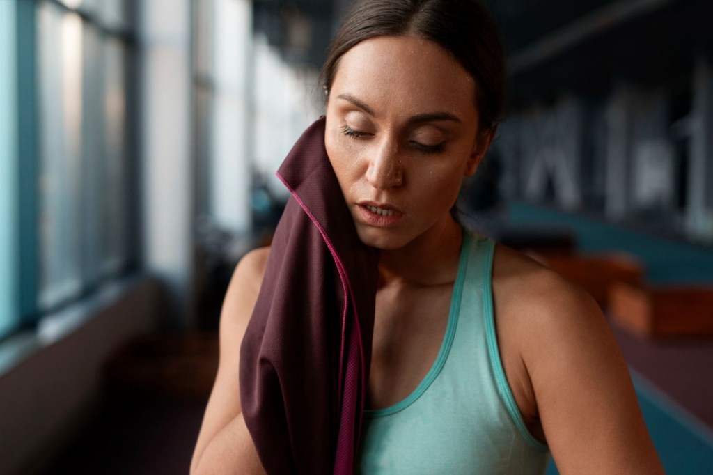 Suar muito no treino: será que isso realmente ajuda a emagrecer?