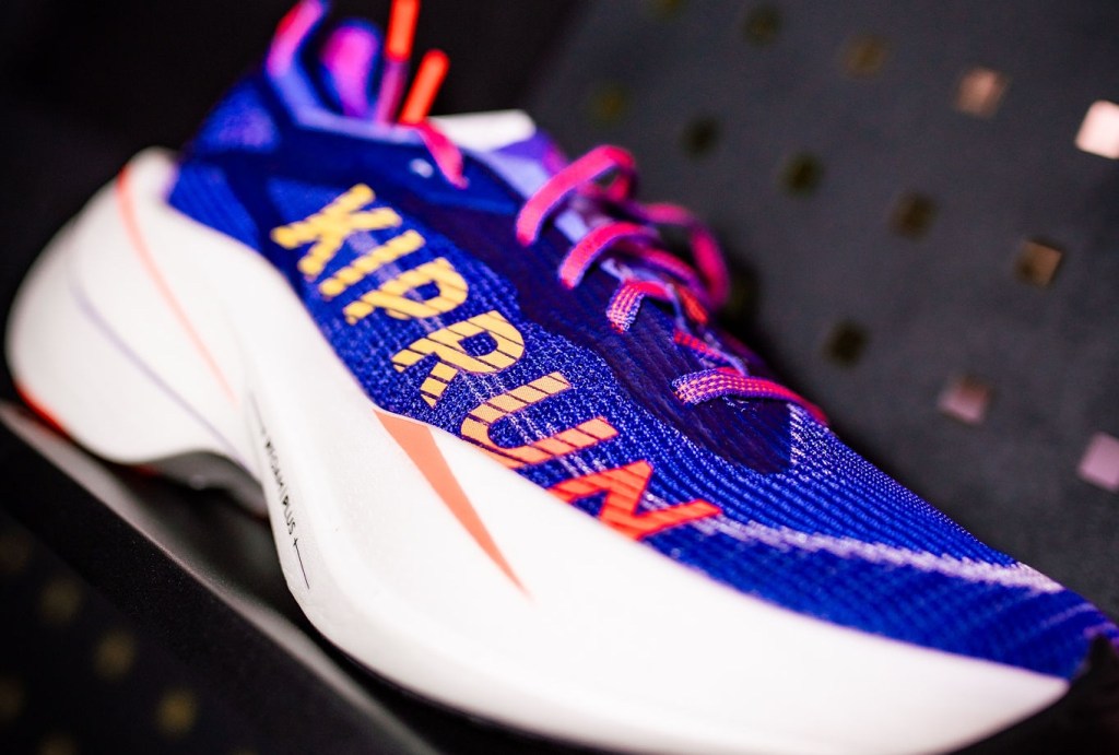 Kiprun KD900X LD+: o tênis com placa de carbono que revoluciona longas distâncias