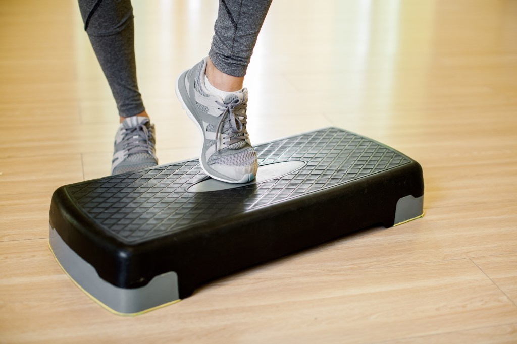 5 maneiras de usar o step para potencializar seus treinos de forma eficiente