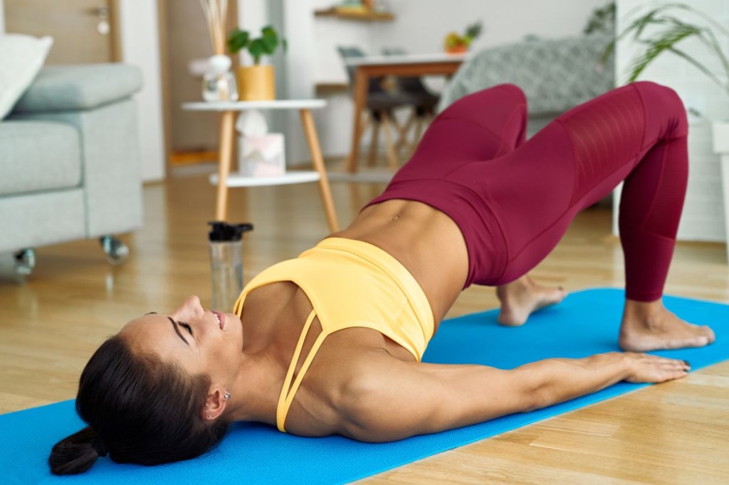 Fortaleça seus glúteos: 4 opções de exercícios além da elevação pélvica